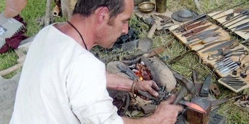 Dans l’atelier du bronzier avec Marc Gilet artisan forgeron Carnac