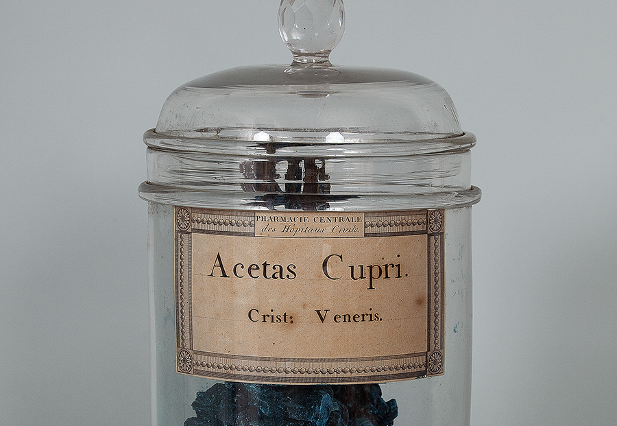 Bocal de cristaux d'acétate de cuivre © Musée de l'AP-HP, cliché François Marin