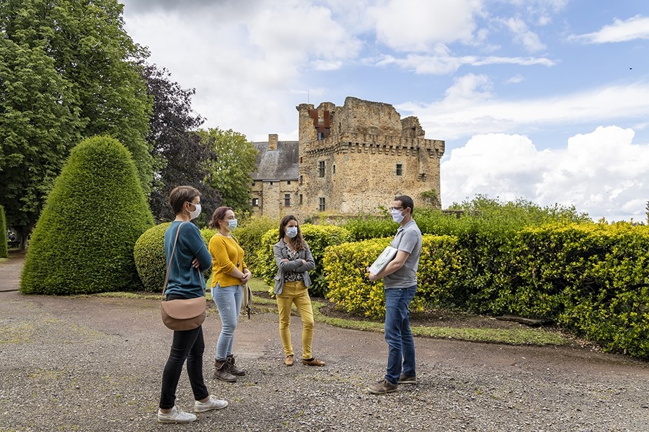 Visiteurs au château de Châteaubriant © Paul Pascal