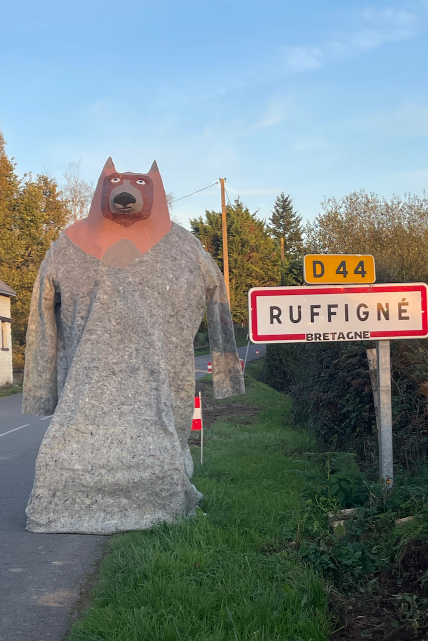 Posté l'entrée du bourg, Rufus semble attendre quelque chose © Le Moulin à Roulettes