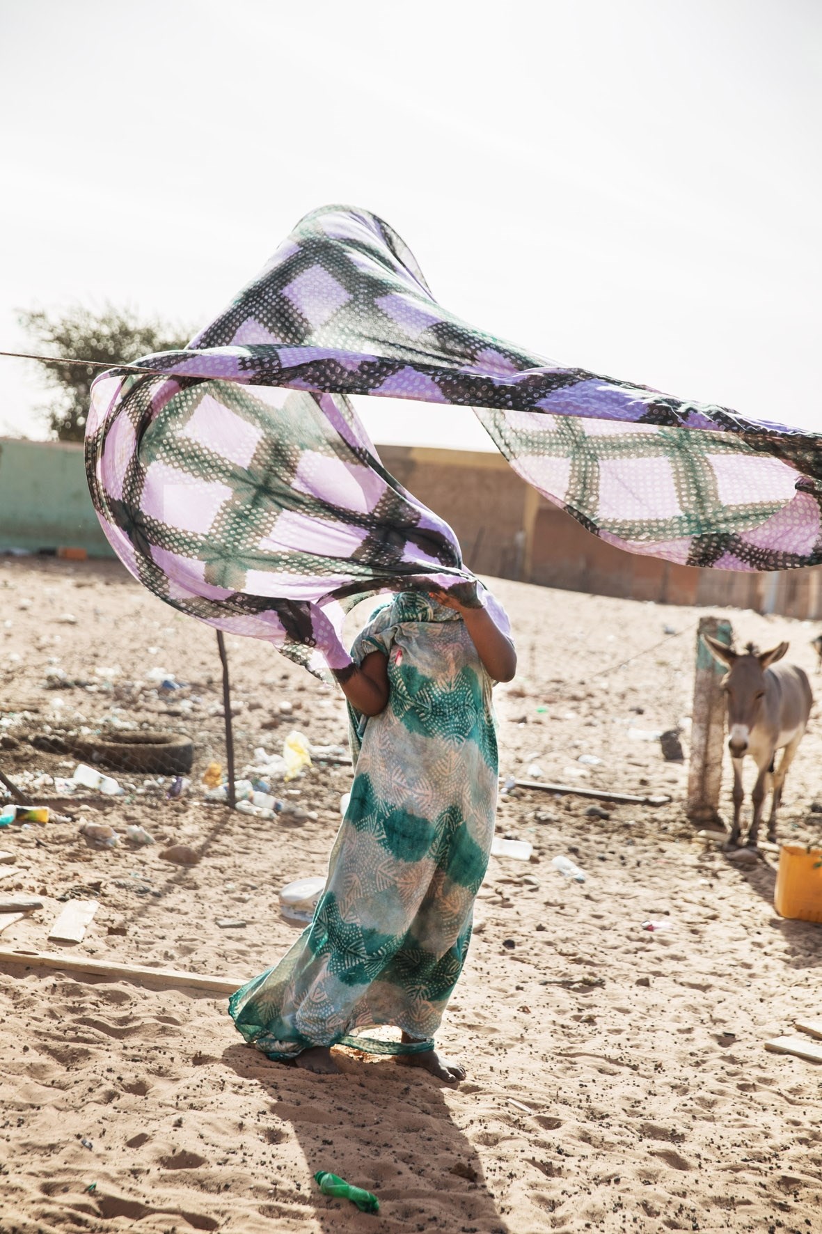 MAURITANIE. Coup de vent quand une femme étend du linge © Roberta Valerio/CCFD Terre solidaire