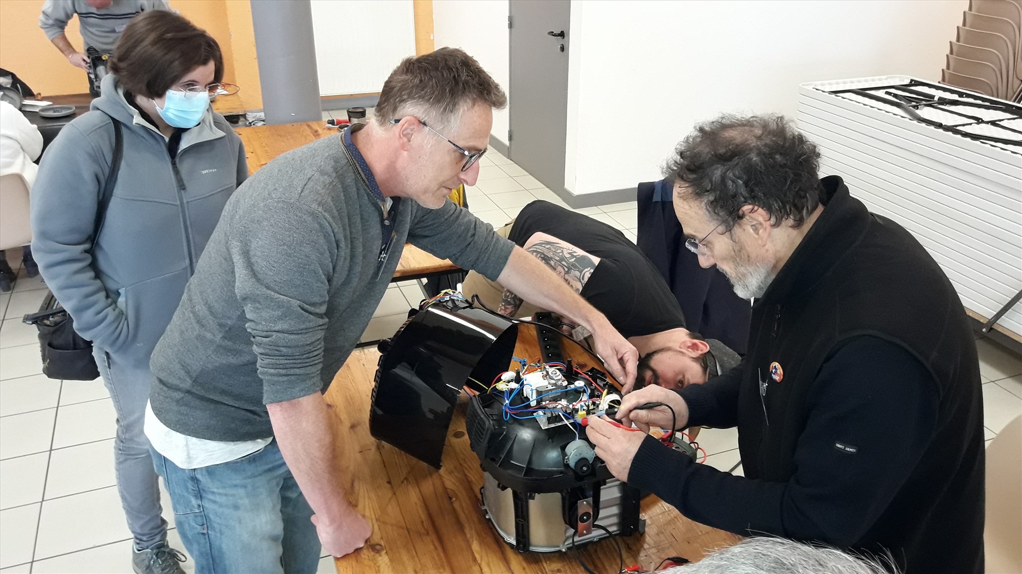 L'entraide est de mise au Repair Café © Gilles Guérin