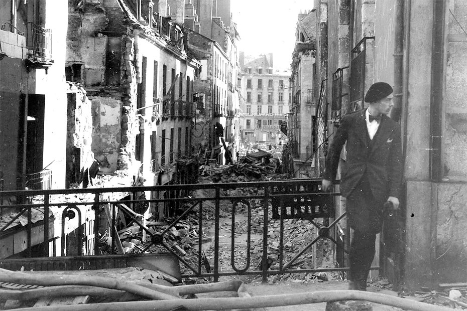 Nantes après les bombardements, 1943. © ADLA