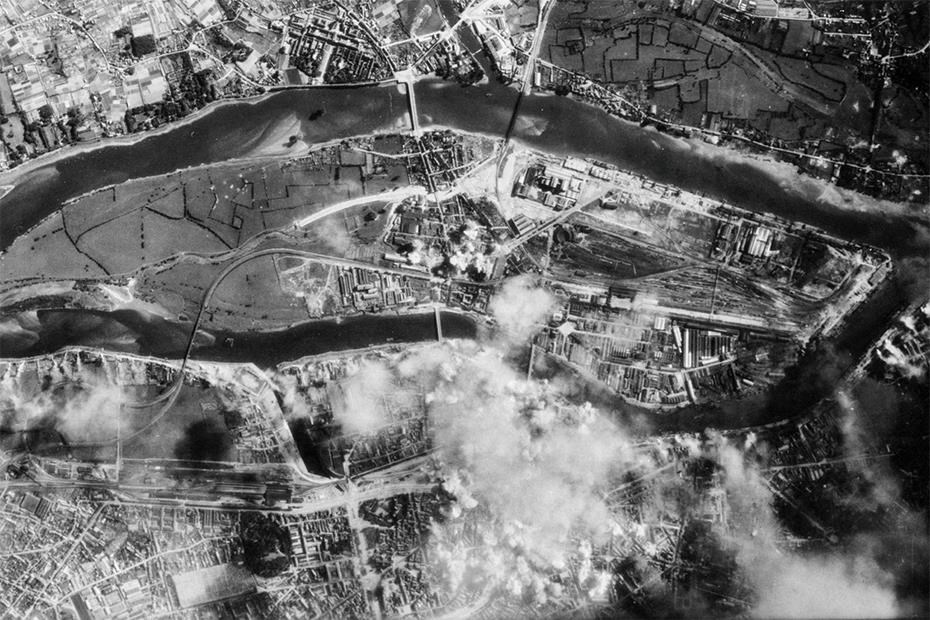 Vue aérienne des bombardements de Nantes du 16 sept. 1943 © Archives nationales américaines