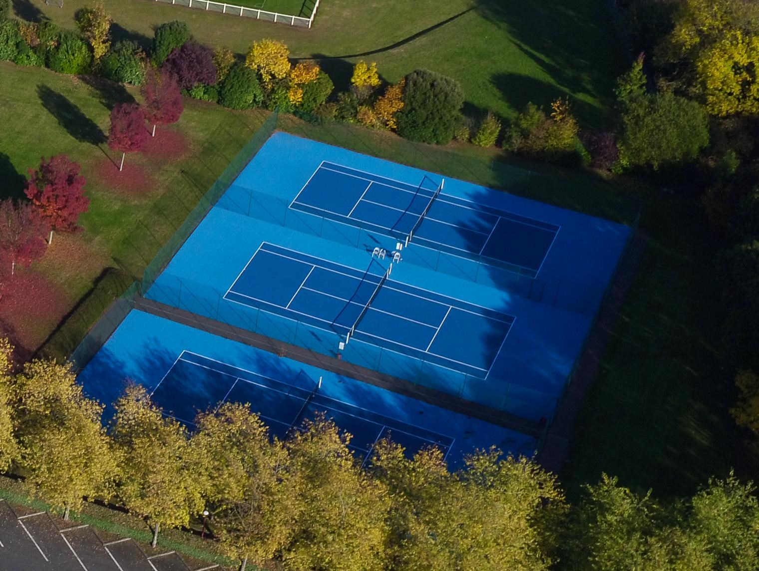 Terrain de tennis en libre accès