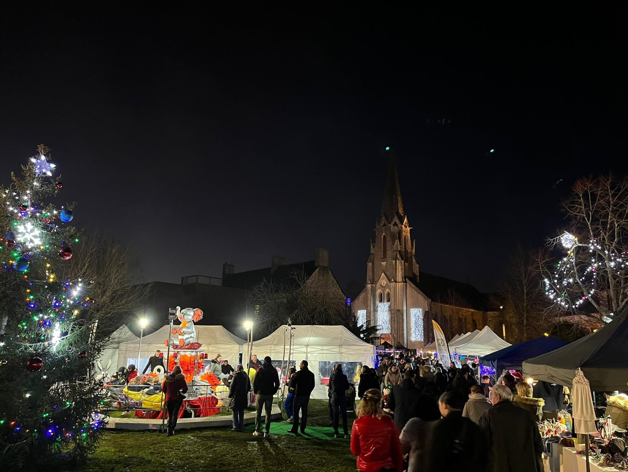 Église et sapin de Noël depuis l'esplanade Bernard-Legrand