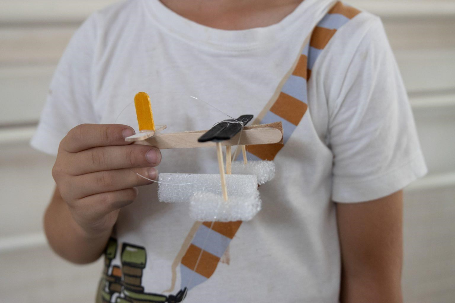 Un enfant et son hydravion en modèle réduit