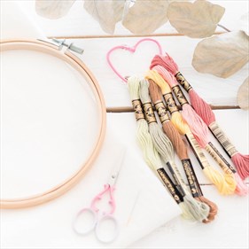 Atelier : Recouvrir une tache ou réparer un trou par une broderie Atelier : Recouvrir une tache ou réparer un trou par une broderie
