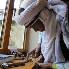 L'artisan bijoutier grave un prénom dans un bracelet. ©Association De la lumière pour le Niger