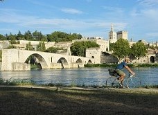 ViaRhôna à Avignon devant la cité des Papes ©France Vélo Tourisme