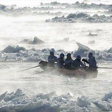 Naviguer en canot l’hiver sur le Saint-Laurent : une aventure extrême du transport au sport ©Thierry Gauthier Savard