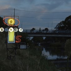 Des nuées de signes ©© Rémi Groussin : BLACK SUN (Motel), 2020 Néons, acier, câbles et variateurs électriques. Activation de l’œuvre lors « d’Horizons d’eaux »